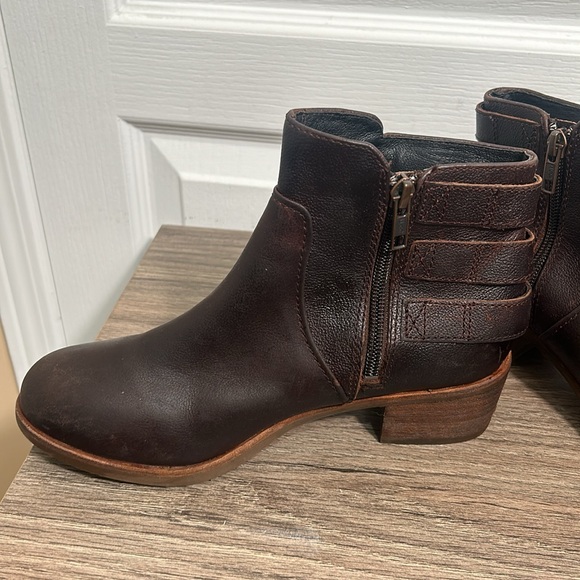 UGG AUSTRALIA VOLTA WOMEN ANKLE BOOTS CHOCOLATE BROWN SIDE ZIPPER SIZE6 - Picture 5 of 11